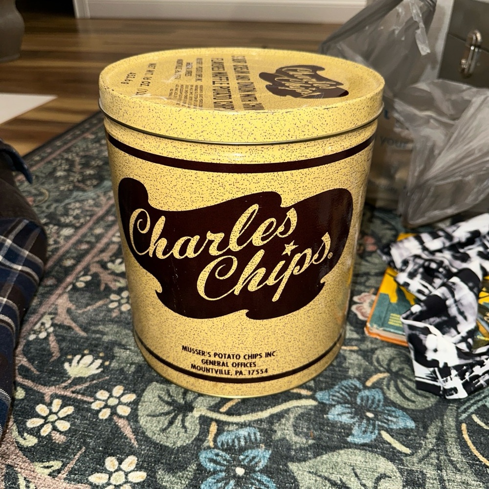 Vtg CHARLES CHIPS Round Metal Tin W Lid Yellow Brown Color Arlington NJ USA NICE - Picture 2 of 10